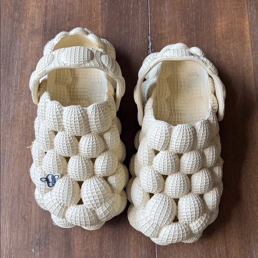 Size 2/3 clog slippers slides croc like